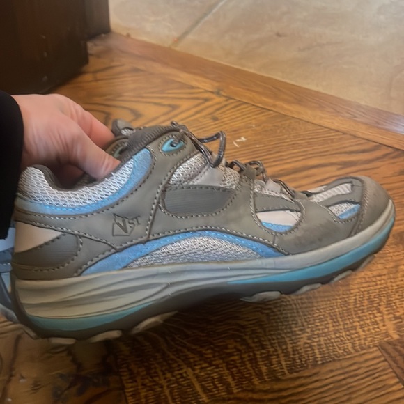 -Vasque Hiking weatherproof Shoes! 7.5 - Picture 4 of 11